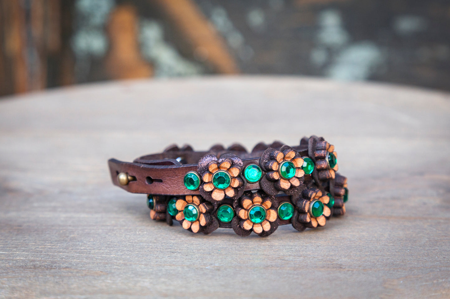 DAISY-Armband aus braunem Naturleder / dunkelgrünen Steinen