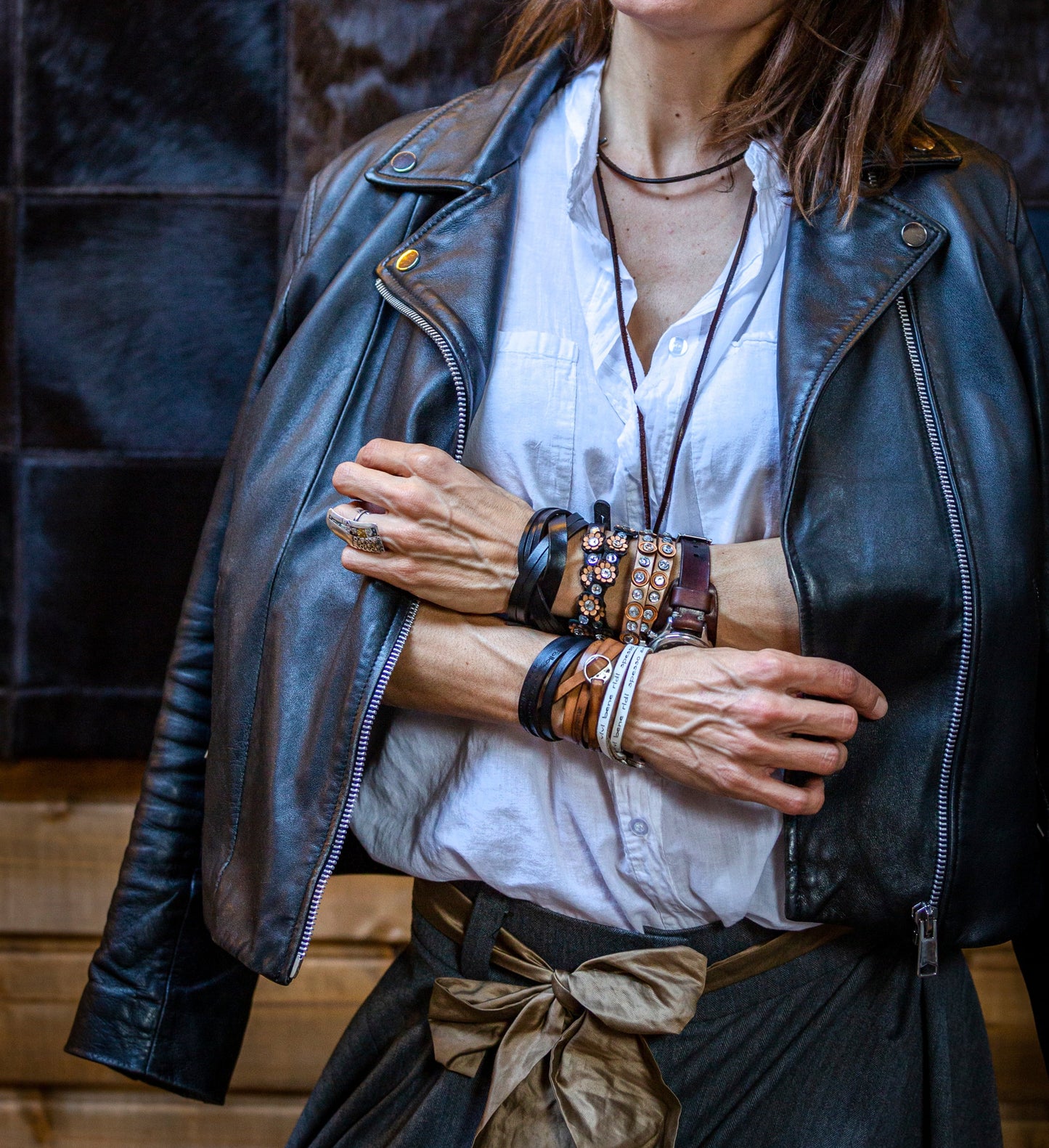 DAISY natural leather bracelet black / stones white