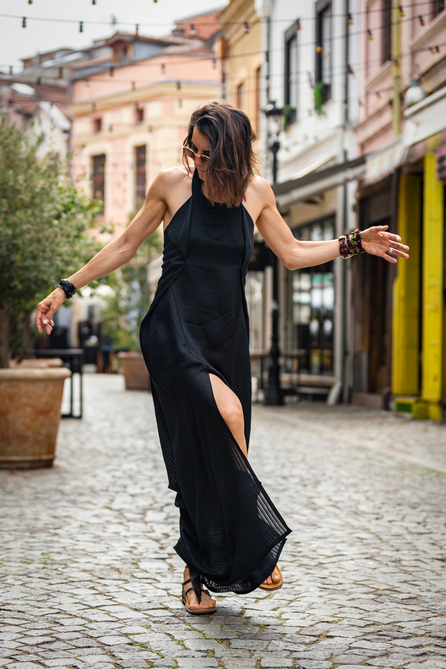 Schwarzes Kleid mit freiem Rücken aus Seide und Satin.