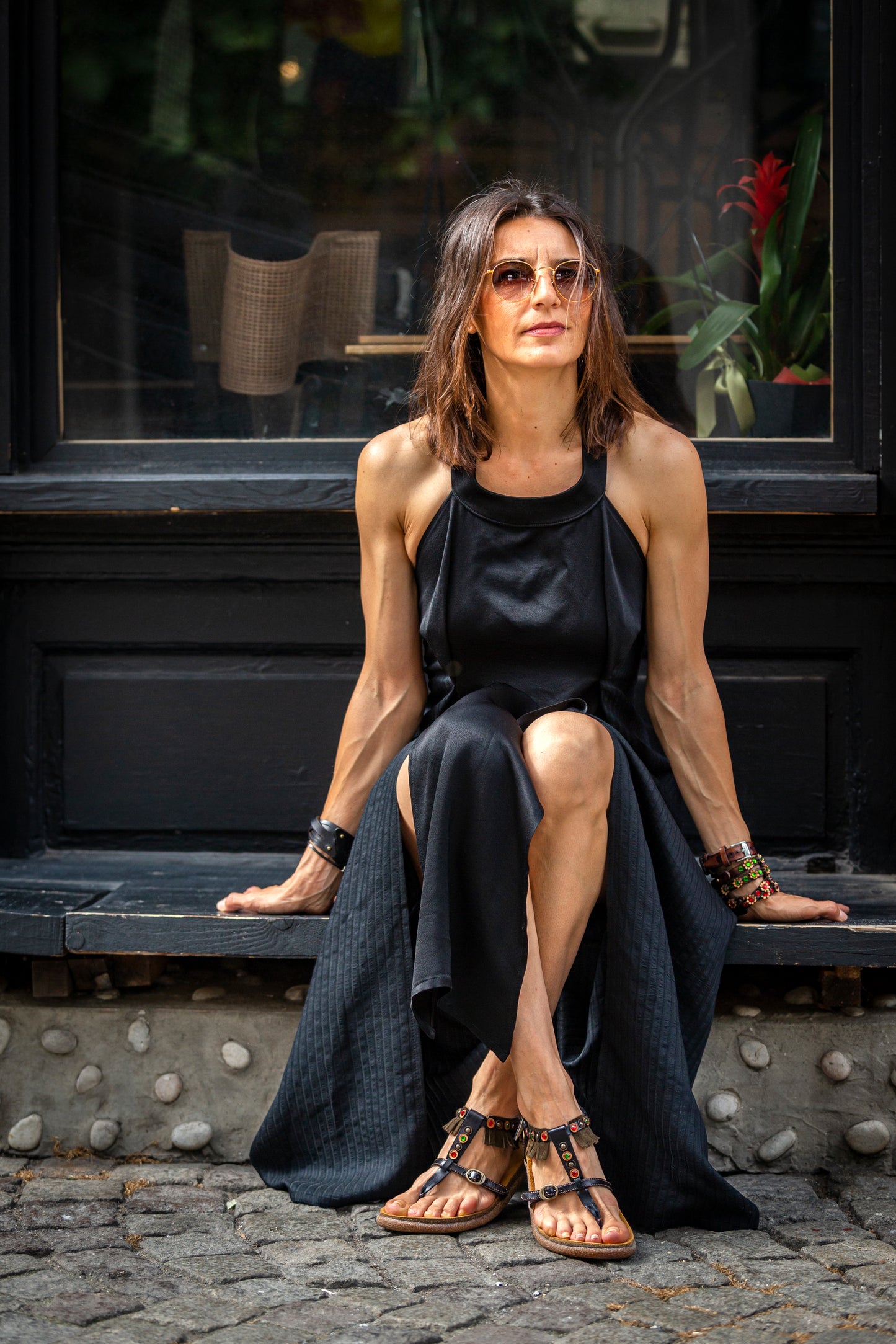 Schwarzes Kleid mit freiem Rücken aus Seide und Satin.