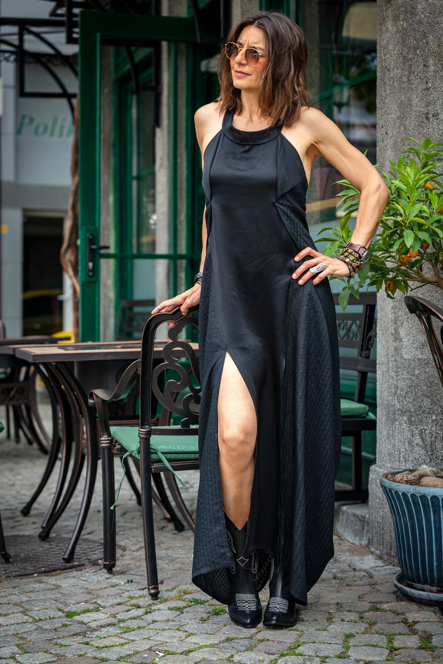Schwarzes Kleid mit freiem Rücken aus Seide und Satin.