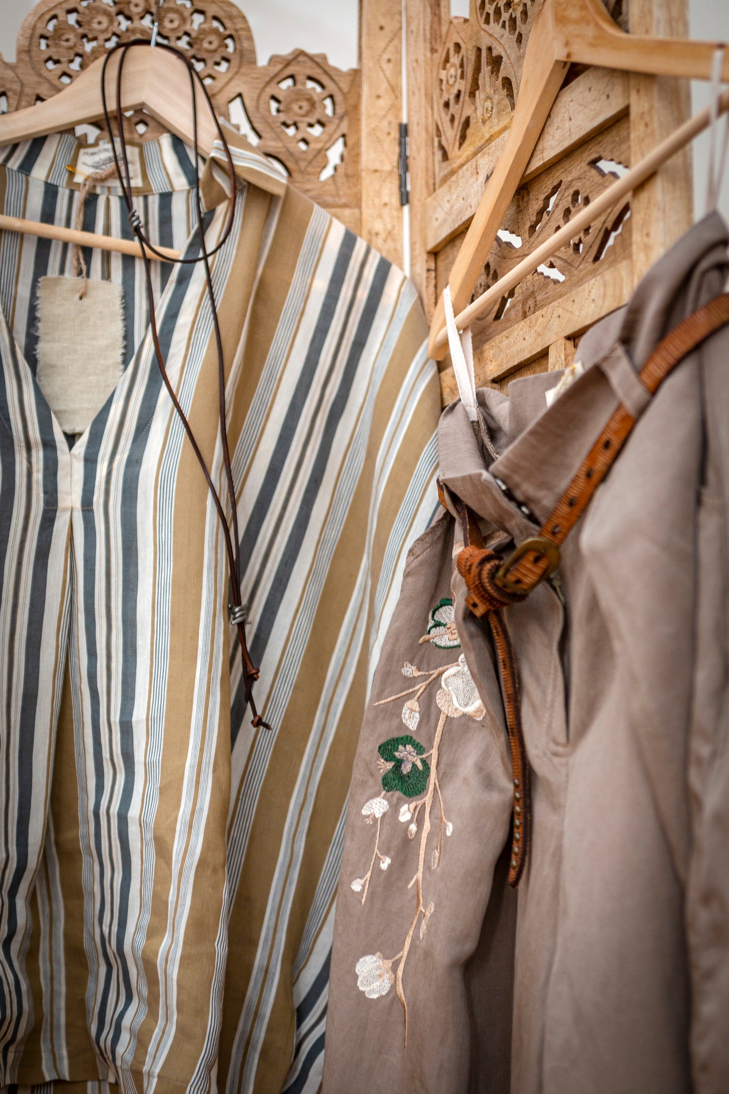 Kimono blouse, striped. Color green/beige/white.
