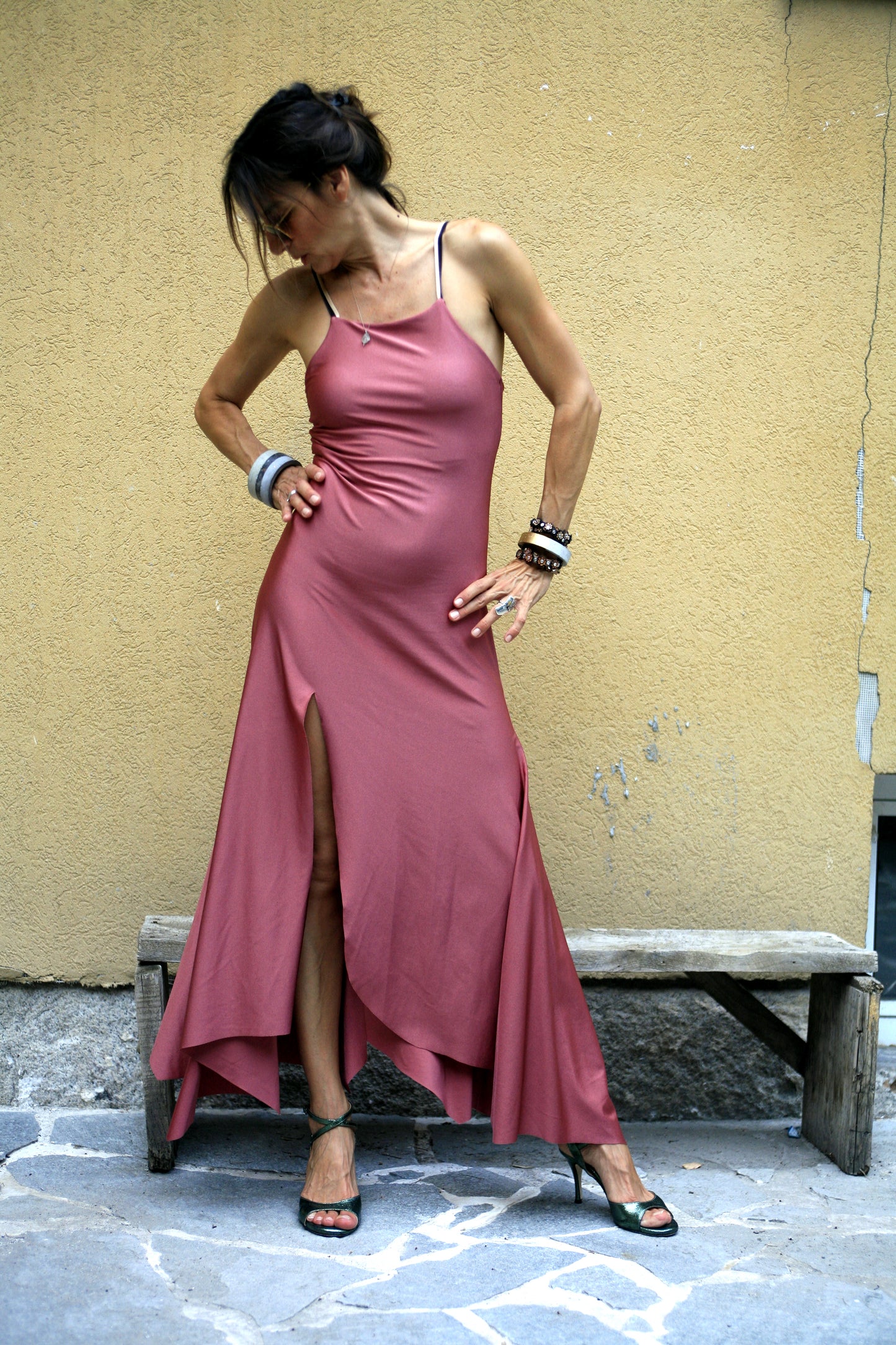 Dress in magenta/pearl polyester. Model PINK