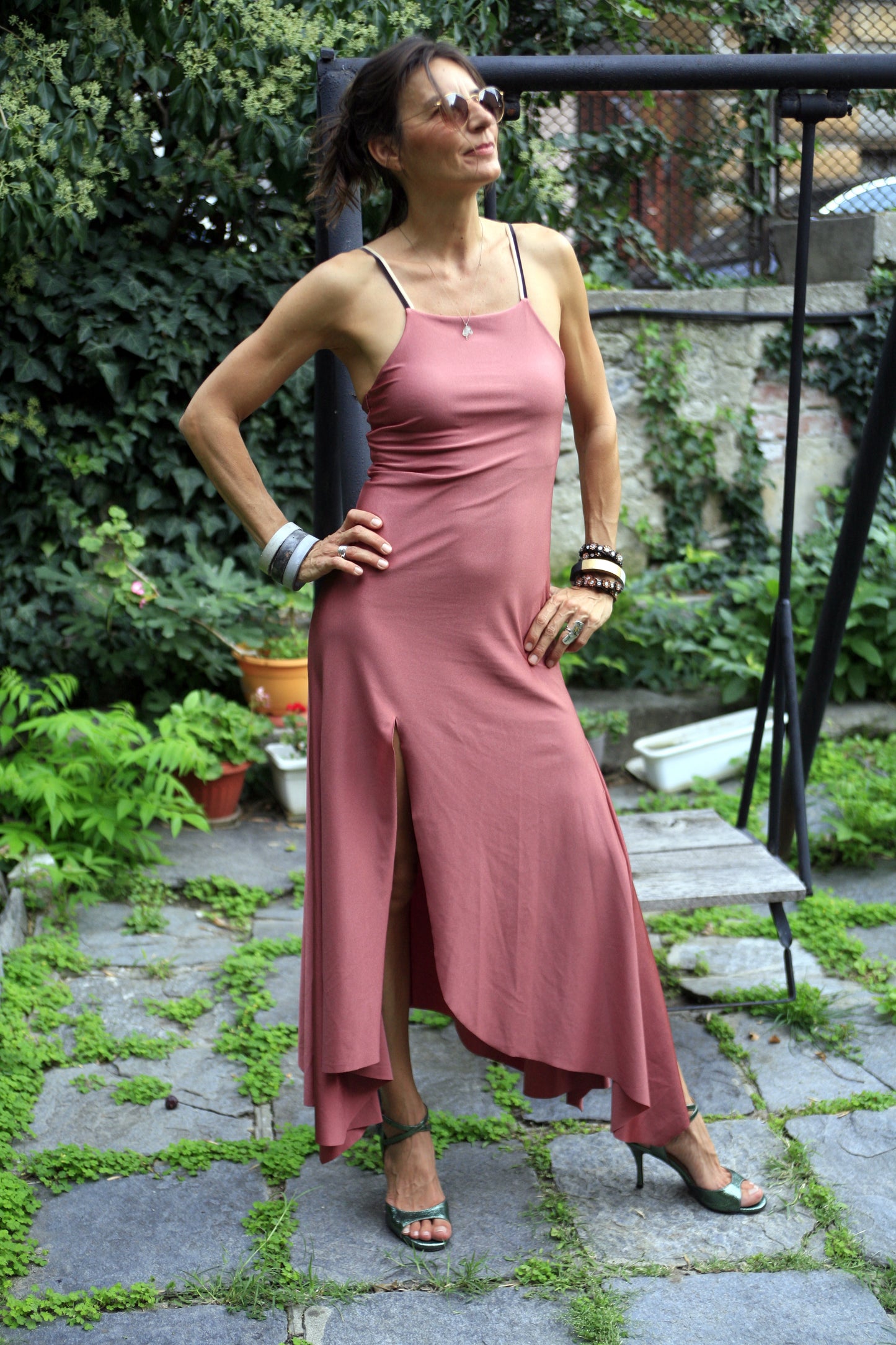 Dress in magenta/pearl polyester. Model PINK