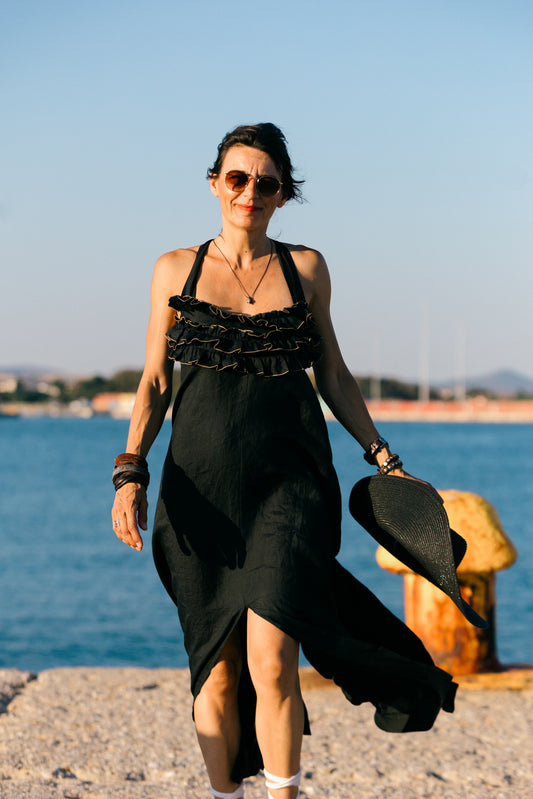 Черна рокля от лен и вискоза.