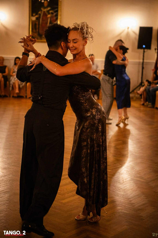 Brown elastic dress made of polyester/gold print. Model Eleonora