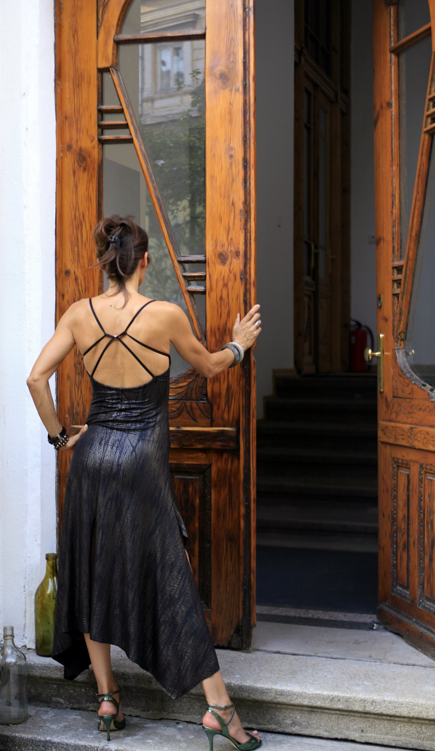 Black elastic polyester dress / gold print. Model Eleonora