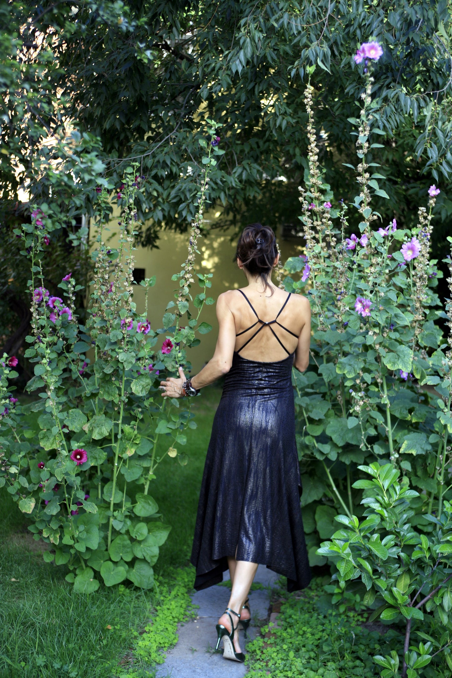Black elastic polyester dress / gold print. Model Eleonora
