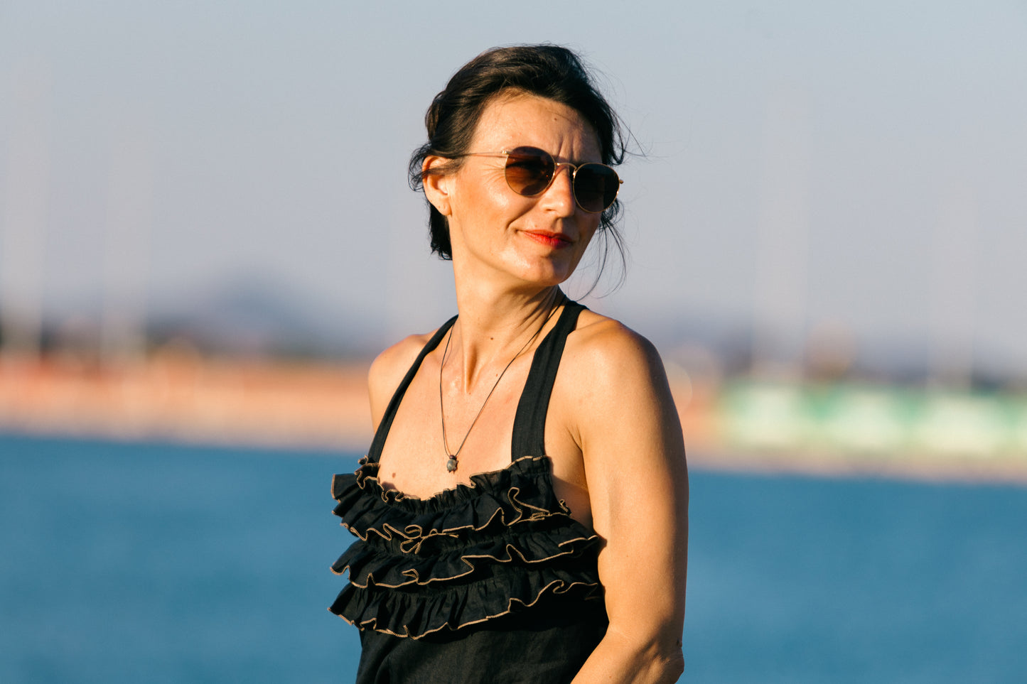 Schwarzes Kleid aus Leinen und Viskose.