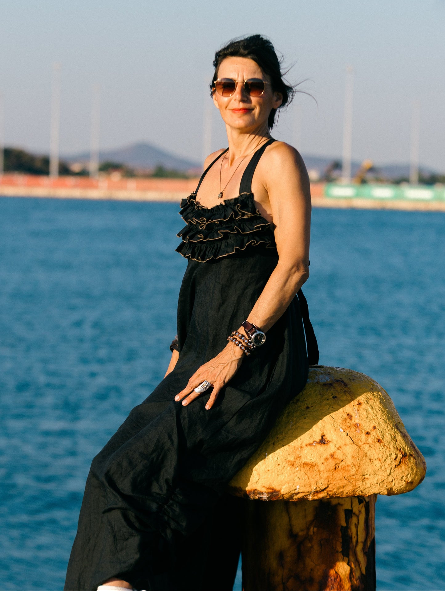 Schwarzes Kleid aus Leinen und Viskose.