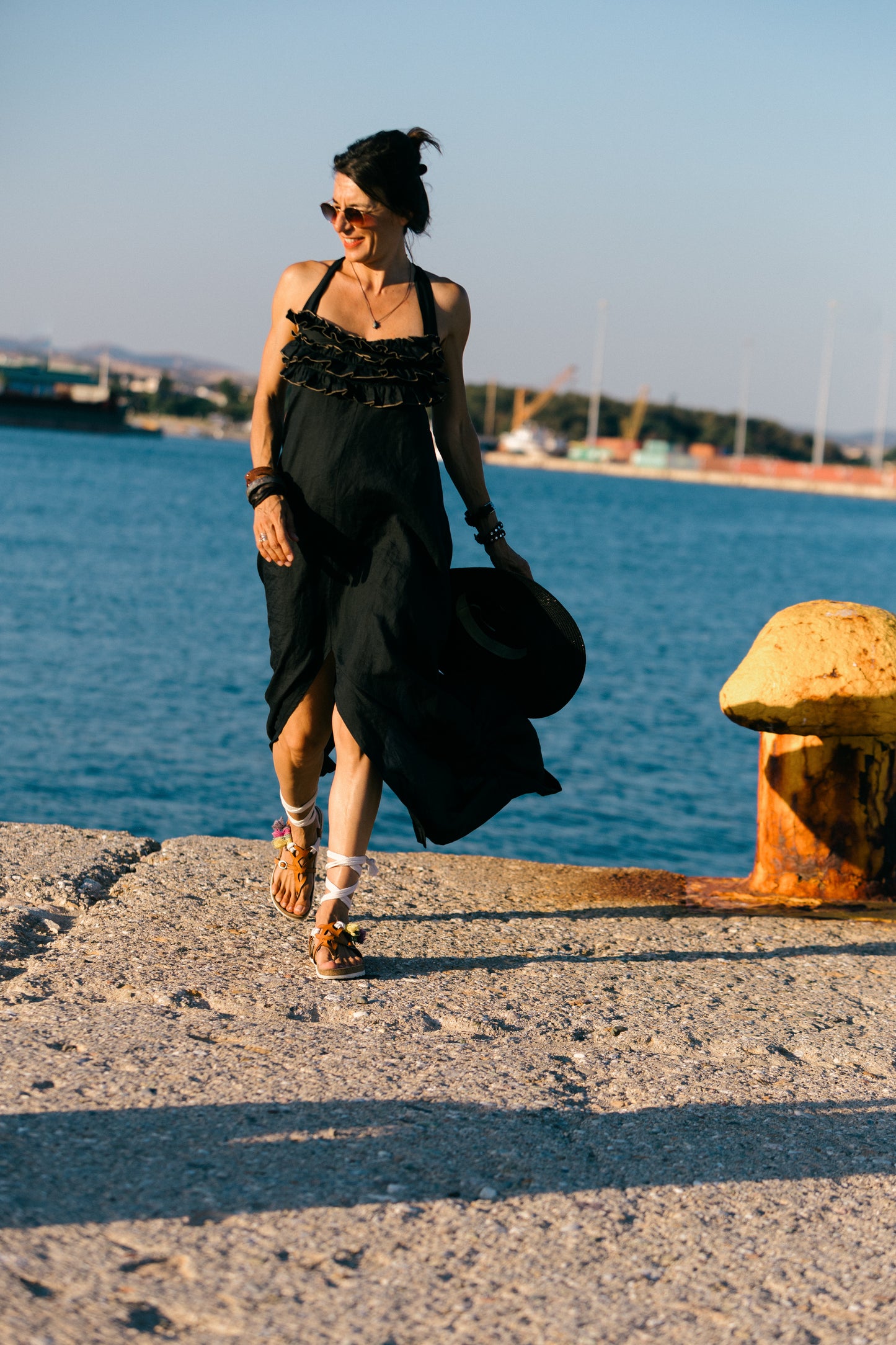 Schwarzes Kleid aus Leinen und Viskose.