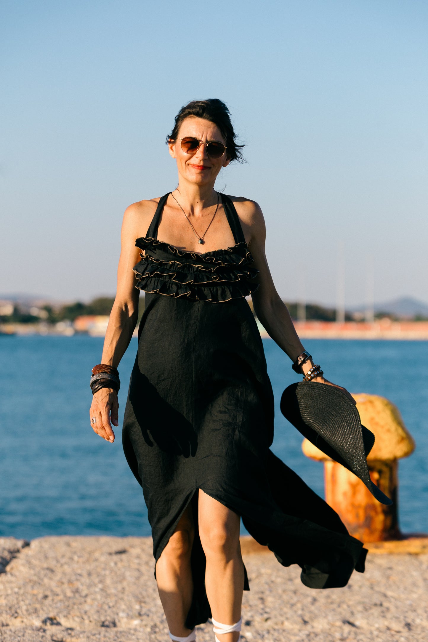 Schwarzes Kleid aus Leinen und Viskose.