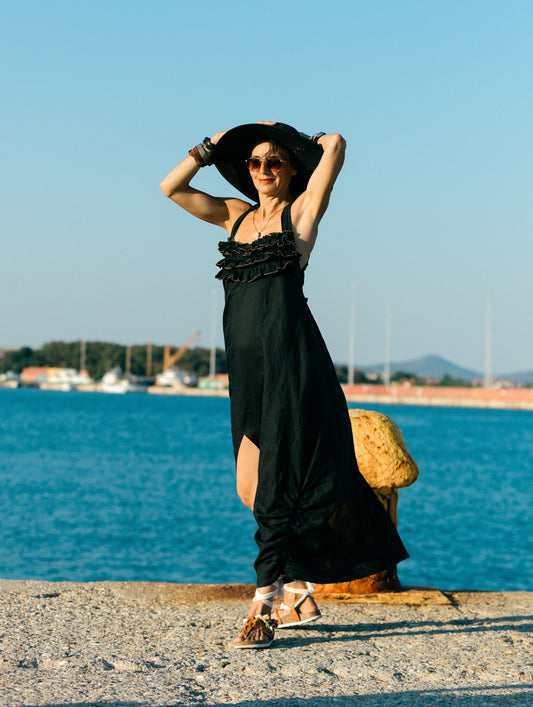 Schwarzes Kleid aus Leinen und Viskose.